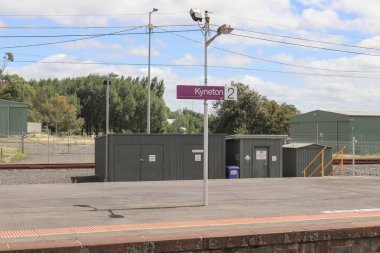 Kyneton, Avustralya - 18 Şubat 2018: Tarihi Kyneton tren istasyonunda platform 2 işareti
