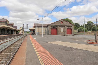 bluestone Kyneton tren istasyonu binası, platformlar, mal döken ve weatherboard sinyal kutusu