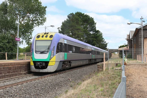 MALMSBURY, AUSTRALIA - 11 de febrero de 2018: Un tren V / Line VLocity desde la estación Southern Cross saliendo de la estación de tren de Malmsbury — Foto de Stock