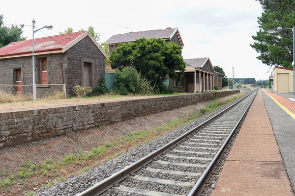 Järnvägsspår och en Bluestone järnvägsstation byggnader och pla — Stockfoto