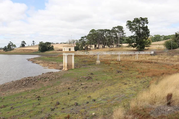 Wieża dolotowa i mostek serwisowy w Malmsbury Reservoir w Australii — Zdjęcie stockowe