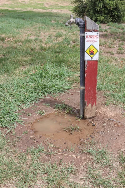 Señal de advertencia de que el agua del grifo no está tratada y no es apta para el consumo humano — Foto de Stock