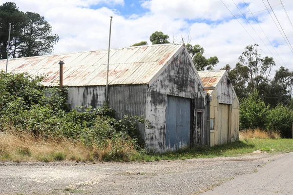 Viejos cobertizos de hierro corrugado oxidado en la Australia rural — Foto de Stock