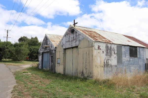 Viejos cobertizos de hierro corrugado oxidado en la Australia rural —  Fotos de Stock