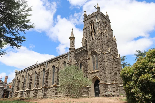 Kyneton, Ausztrália-február 11, 2018: Szent Pál egyház Anglia (1856) Bluestone épület hét öblök és a torony, amely bővült 1928 — Stock Fotó
