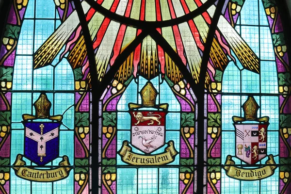 Una vetrata nel modo di ingresso della chiesa anglicana di San Paolo a Kyneton — Foto Stock