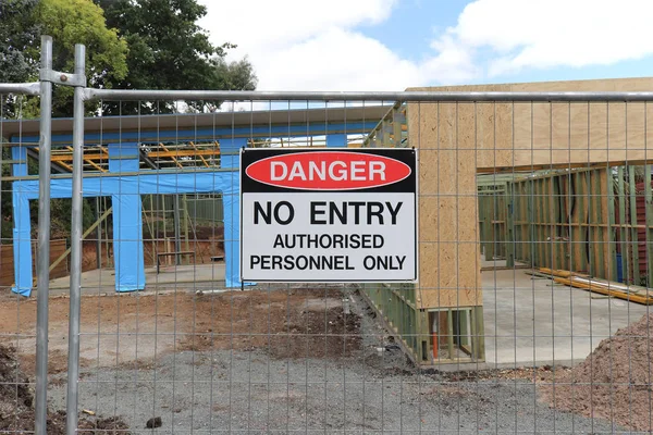 kırmızı, siyah ve beyaz Tehlike, Giriş Yetkili Personel Onl