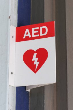 kırmızı ve beyaz Otomatik Eksternal Defibrilatör (Aed) işareti halka açık bir yerde