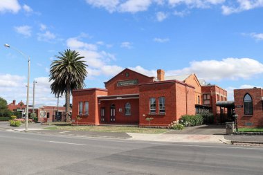 Kyneton, Avustralya - 11 Şubat 2018: Piper Street, Kyneton'daki kırmızı tuğla Mason Salonu