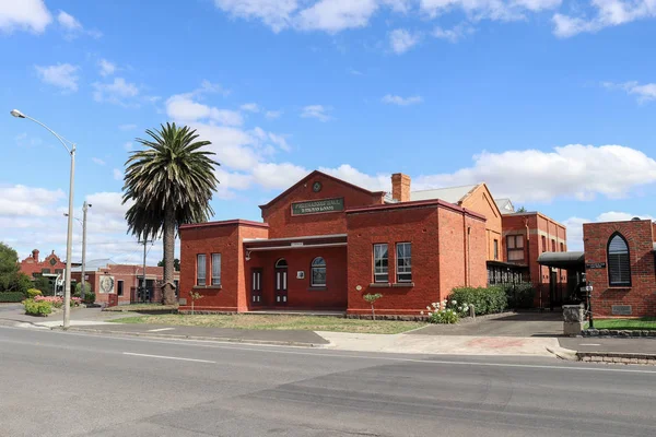 Kyneton, Australia-11 lutego 2018: Czerwona cegła Wolnomular's Hall w Piper Street, Kyneton — Zdjęcie stockowe