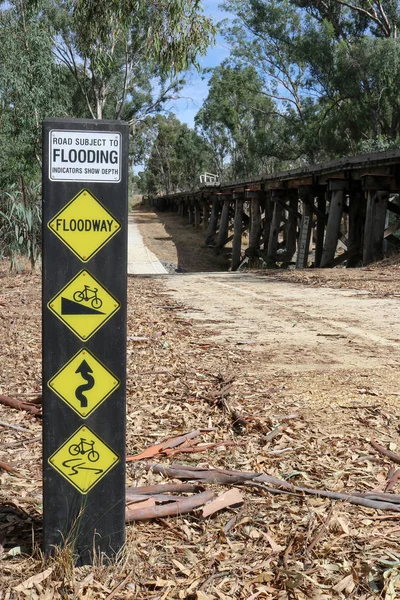 黒、白、黄色の道路木製の柱に洪水警報標識の対象 — ストック写真
