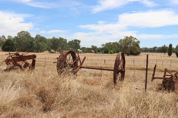 Rostiges landwirtschaftliches Gerät in einer Koppel im ländlichen Australien — Stockfoto