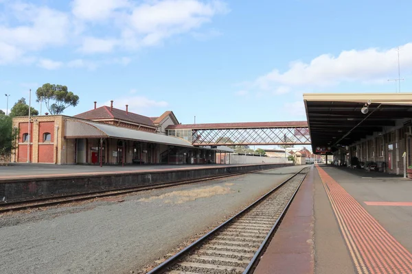 BENDIGO, AUSTRALIA - 25 de febrero de 2018: una vista de la estación de Bendigo (1862) y la pasarela peatonal desde la plataforma 1 — Foto de Stock