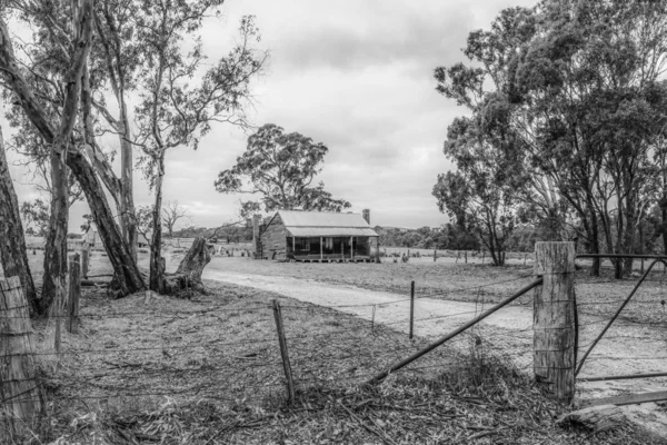 Schwarz-weißes, altes verwittertes Haus und Zaun im australischen Land — Stockfoto