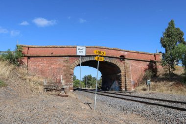 Bendigo, Avustralya - 25 Şubat 2018: Bluestone ve kırmızı tuğla Thistle Street köprü 