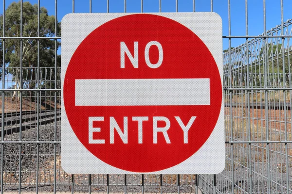 Rood en wit geen vermelding waarschuwingsbord op een hek bij een station — Stockfoto