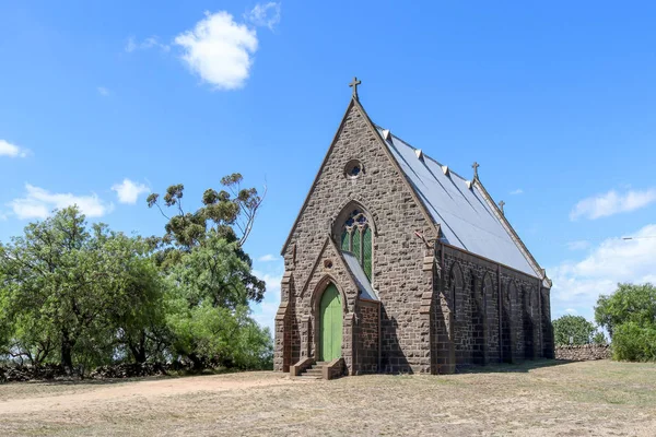 Redesdale, Ausztrália-február 25, 2018: a Bluestone római katolikus templom Szent Laurence (1874) található a főúton, Redesdale — Stock Fotó