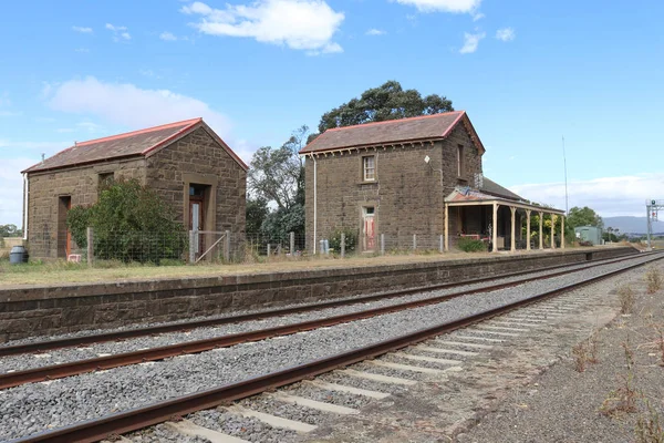 Carlsruhe, Australia-25 lutego 2018: Stacja kolejowa Carlsruhe i lampa (1862), zbudowany z lokalnego Bluestone z dachem łupków, jest obecnie prywatna rezydencja — Zdjęcie stockowe