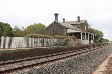 Bannockburn, Avustralya - 1 Haziran 2019: Eski bluestone tren istasyonu binası (1863) artık kafe olarak hizmet vermektedir