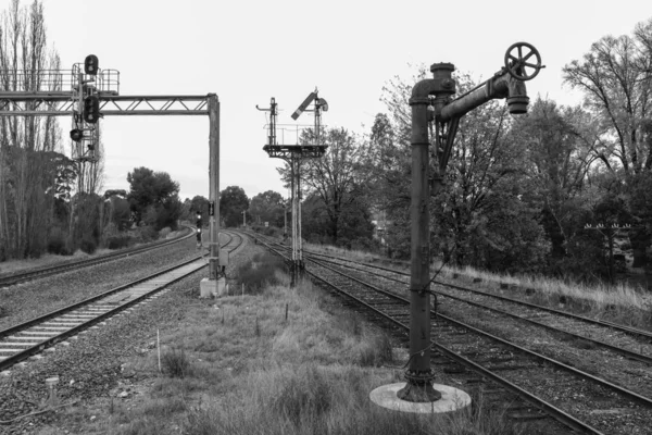 Linea Ferroviaria Cancello Segnale Tubo Dell Acqua Una Stazione Ferroviaria — Foto Stock