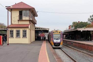 Castlemaine, Avustralya - 9 Haziran 2019: Castlemaine tren istasyonu platformunda bir toplu taşıma V/Line yolcu treni