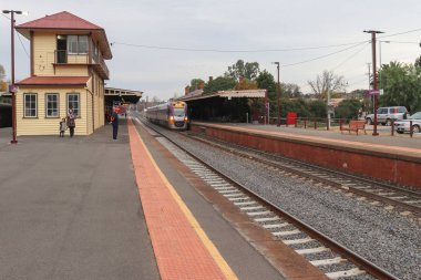 Castlemaine, Avustralya - 9 Haziran 2019: Castlemaine tren istasyonu platformunda bir toplu taşıma V/Line yolcu treni