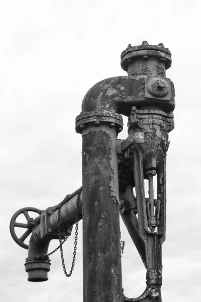 蒸気機関車時代の古い塗料フレーク水道管 — ストック写真