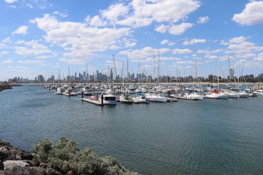 St Kilda, Avustralya - 26 Aralık 2017: St Kilda marinasında tekneler, arka planda St Kilda ön kıyı ve Melbourne Skyline ile