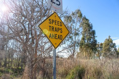 siyah ve sarı Hız Tuzakları Lens parlaması ile öncesinde uyarı işareti