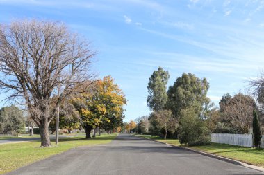 sakin bir Avustralya ülke kasabasında ıssız bir yolun sokak manzarası