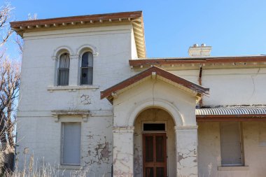 Eski Aradale Lunatic Asylum İtalyan tarzı bekçi çatlak ve soyma boya cephe