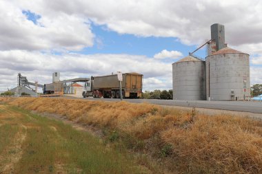 DUNOLLY, AUSTRALYA - 30 Kasım 2019: Dunolly tahıl depolama tesisinde bir kamyon bekliyor