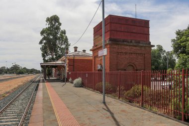 ELMORE, AUSTRALIA - 29 Şubat 2020: Elmore tren istasyonu ve su kulesi (1870) Melbourne-Echuca hattında Viktorya Demiryolları için inşa edilmiştir.