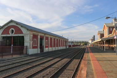 ECHUCA, AUSTRALIA - 29 Şubat 2020: Echuca demiryolu kompleksindeki binalar eski motor hangarı (1864), çift kanatlı tuğla yapı.