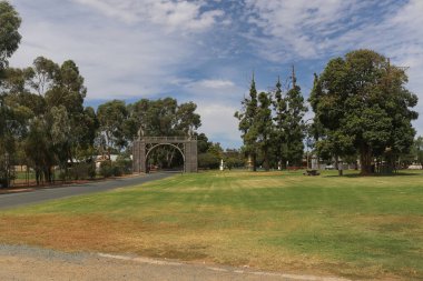 ECHUCA, AUSTRALIA - 3 Mart 2020: Echuca-Moama karayolu köprüsü (1878) şu anda Murray Nehri üzerinde sadece yol araçları taşımaktadır. 1989 'da demiryolu köprüsü ile anlaşma imzalandı.