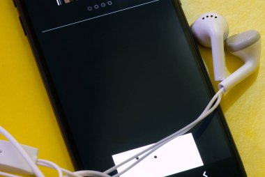 Google tarafından yapılan aygıtlar, akıllı telefon ekranındaki yazıtlar