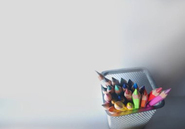 Çalışma akışını gösteren, metin için boş alanı olan çok renkli kalemlerin olduğu bir kutu düzenleme pankartı