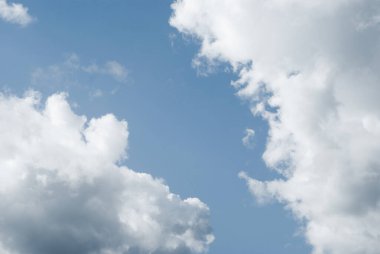 Güzel beyaz bulutlu mavi gökyüzü