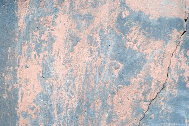 Eskinin dokusu zaman alçısıyla, duvar dokusuyla çatlamış.