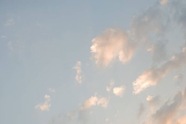 Güzel beyaz bulutlu mavi gökyüzü