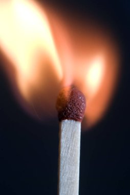 Siyah arkaplanda yanan bir eşleşme