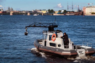 Canlı yayında, teknede tanınmayan bir kameraman.