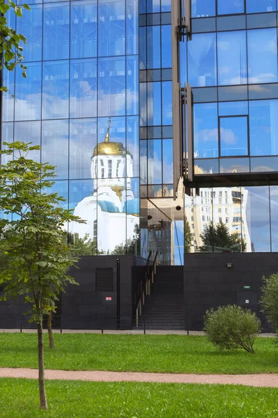 Katedral Modern Bir Merkezinin Pencerelerine Yansıtılır — Stok fotoğraf
