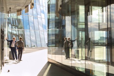 Saint Petersburg, Rusya-4 Eylül 2020: Forum katılımcıları modern iş merkezi 