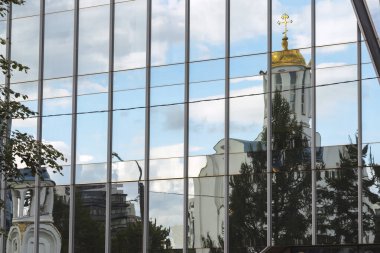 İş merkezinin modern cam binasının pencerelerinde yansımalar