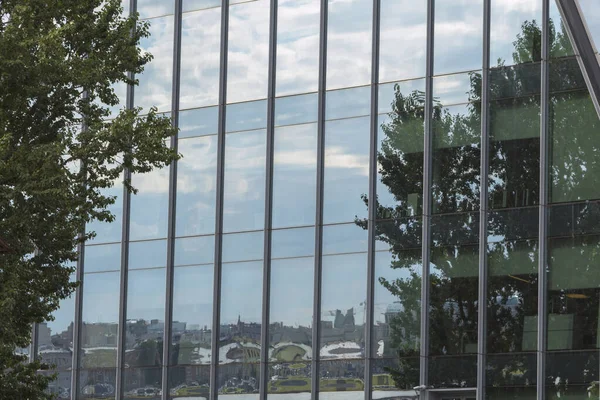 Размышления Окнах Современного Стеклянного Здания Бизнес Центра — стоковое фото