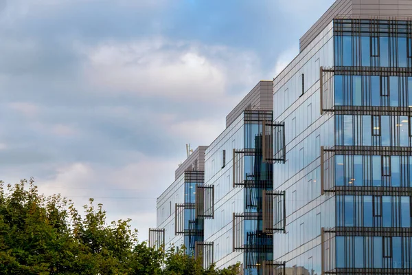 Blauwe Lucht Met Witte Wolken Wordt Weerspiegeld Ramen Van Een — Stockfoto