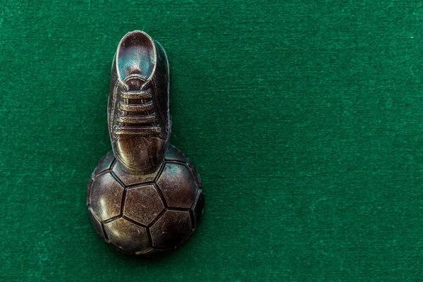 Futbol kavramı. Futbol, futbol topu ile eski futbol koç boynuzu