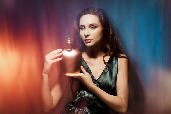 Портрет красивой девушки на бирюзовом и оранжевом фоне размытия
