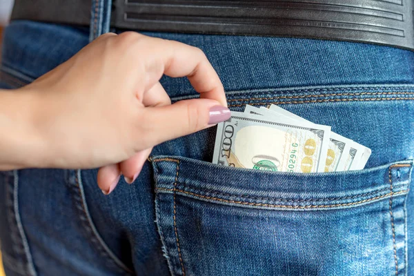 El 100 doları cebinden çalan genç bir kadının erkek kot pantolon.
